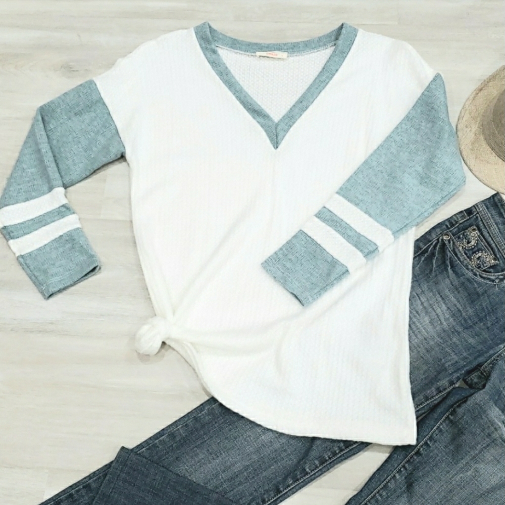 New HUMMINGBIRD V Neck Brushed FleeceTop